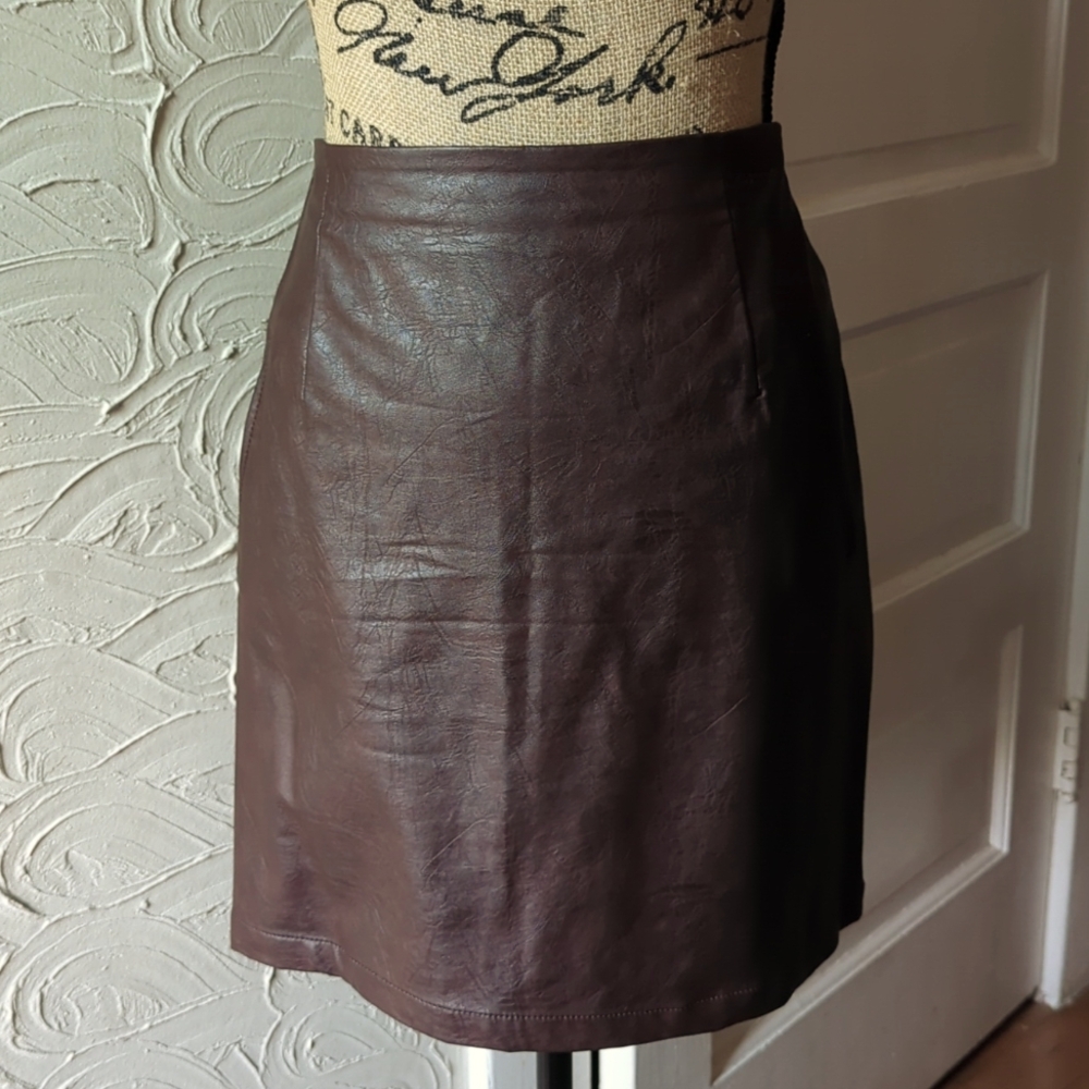 Forever 21 brown above the knee faux leather skirt with side pockets in Large.